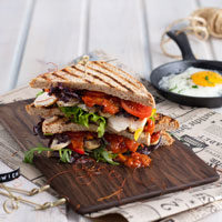Vollkorntoast mit Hähnchen, Paprika-Chili-Dip und Spiegelei